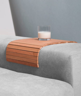 bandeja de sofá de madera de cerezo procedente de bosques gestionados de forma sostenible