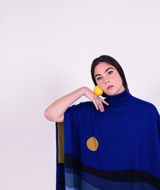 poncho azul lana merina moda sostenible fabricación local