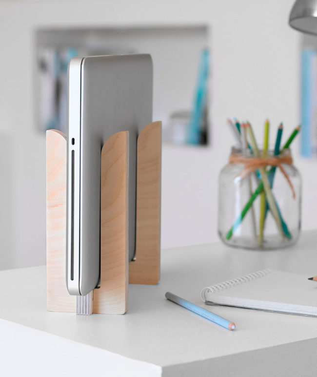 Soporte portátil vertical para un escritorio minimalista y ordenado