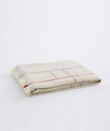 Idea de regalo de empresa: una manta artesanal de lana merino o de otros tejidos naturales y sostenibles. 