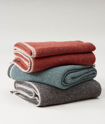 regalos de empresa con compromiso social y medioambiental: mantas teixidors de lana merina y seda, 