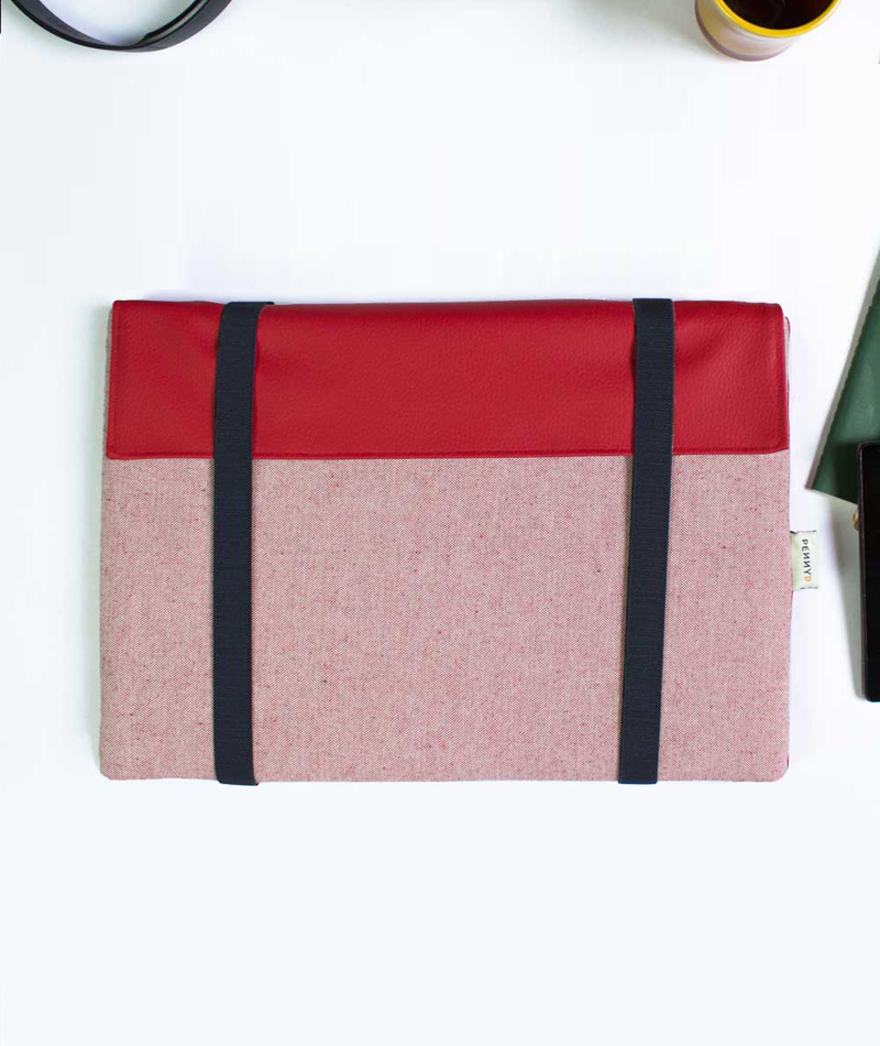 Padded laptop sleeve red with blue straps made in europe