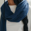 bufanda larga azul marino hecha en Barcelona