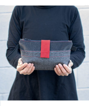 Bolso de mano que sirve de neceser. Color gris oscuro y rojo