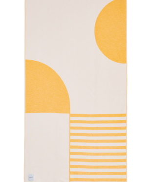 toalla de playa amarilla y blanca