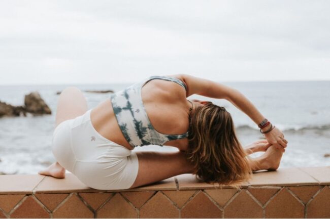 Como deben ser las prendas para hacer yoga - LIFEGIST Moda sostenible hecha  en Madrid