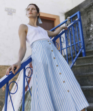 falda midi de lino de rayas azules hecha en Galicia