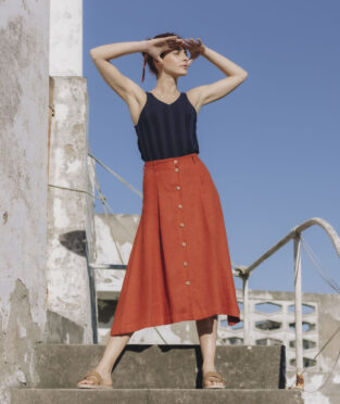 falda midi de lino roja hecha en Galicia