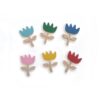 broches de madera con forma de flor en seis colores diferentes