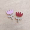 broches de madera con forma de flor en rosa y rojo