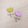 broches de madera con forma de flor en rosa y amarillo