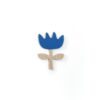 broche de madera con forma de flor en azul