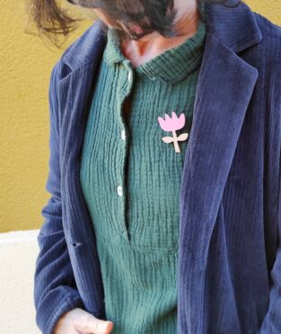 broche de madera con forma de flor en rosa