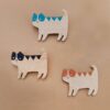 broches con forma de gato en tres colores diferentes