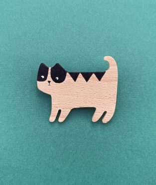 broche de madera con forma de gato