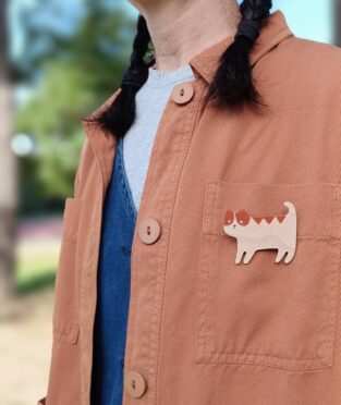 broche de mdera con forma de gato
