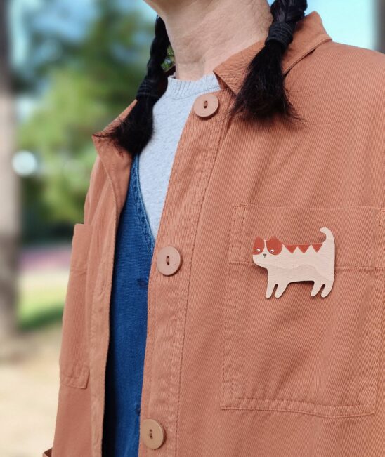 broche de mdera con forma de gato