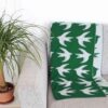 manta de bebé de lana merino con estampado de golondrinas en verde