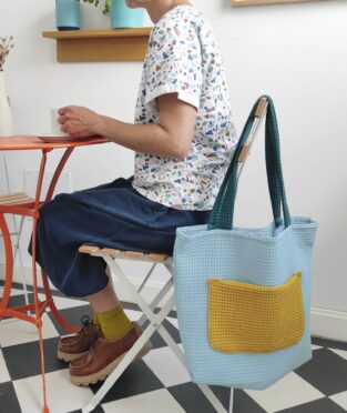 bolsa de tela play en azul claro y bolsillo amarillo