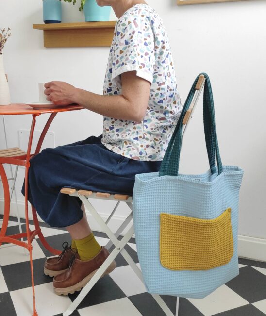 bolsa de tela play en azul claro y bolsillo amarillo
