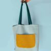 bolsa de tela play en azul claro y bolsillo amarillo