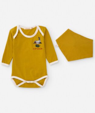 Pack de body infantil y babero de color mostaza.