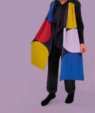 bufanda de lana merino jazz en varios colores y fondo azul