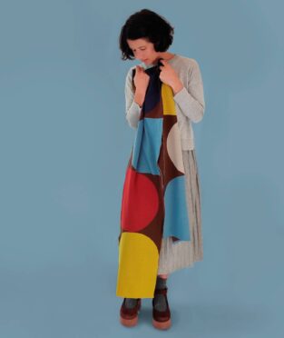 bufanda de lana merino jazz en varios colores y fondo marron