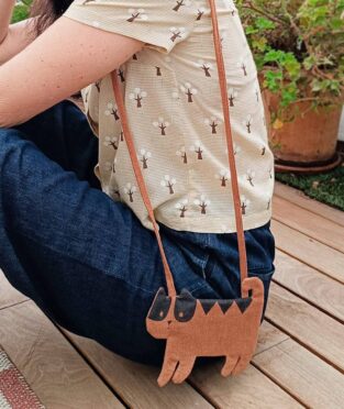 pequeño bolso de lino con forma de gato en color arcilla