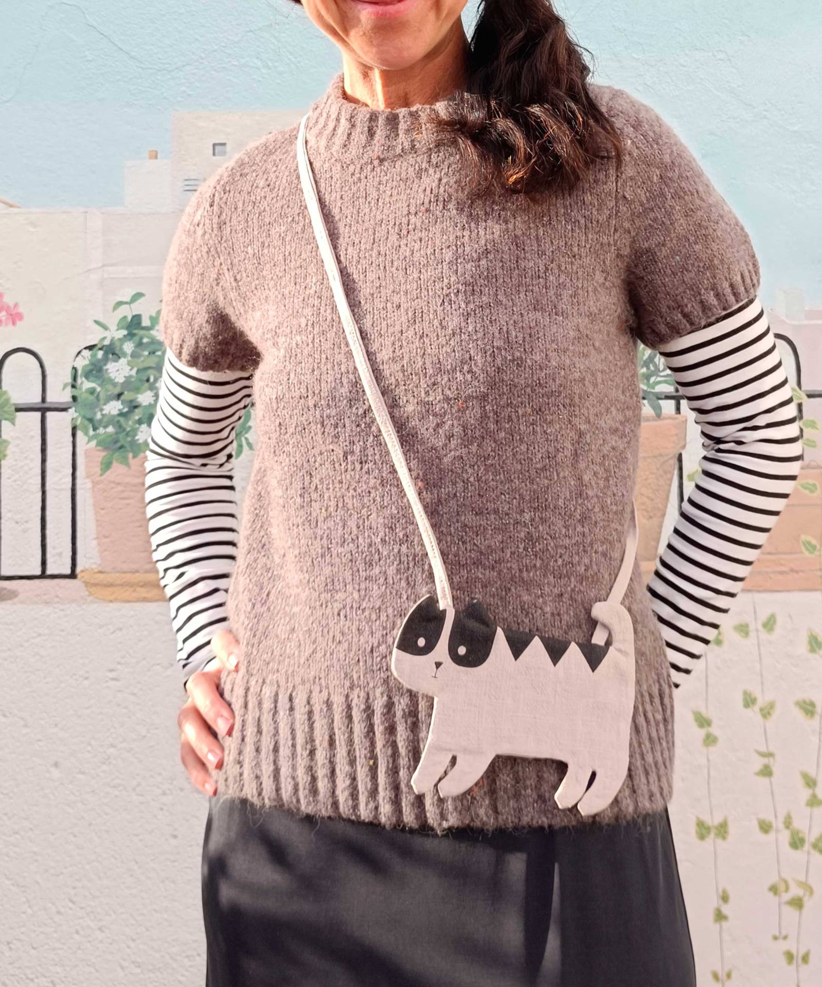 pequeño bolso de lino con forma de gato en color gris claro