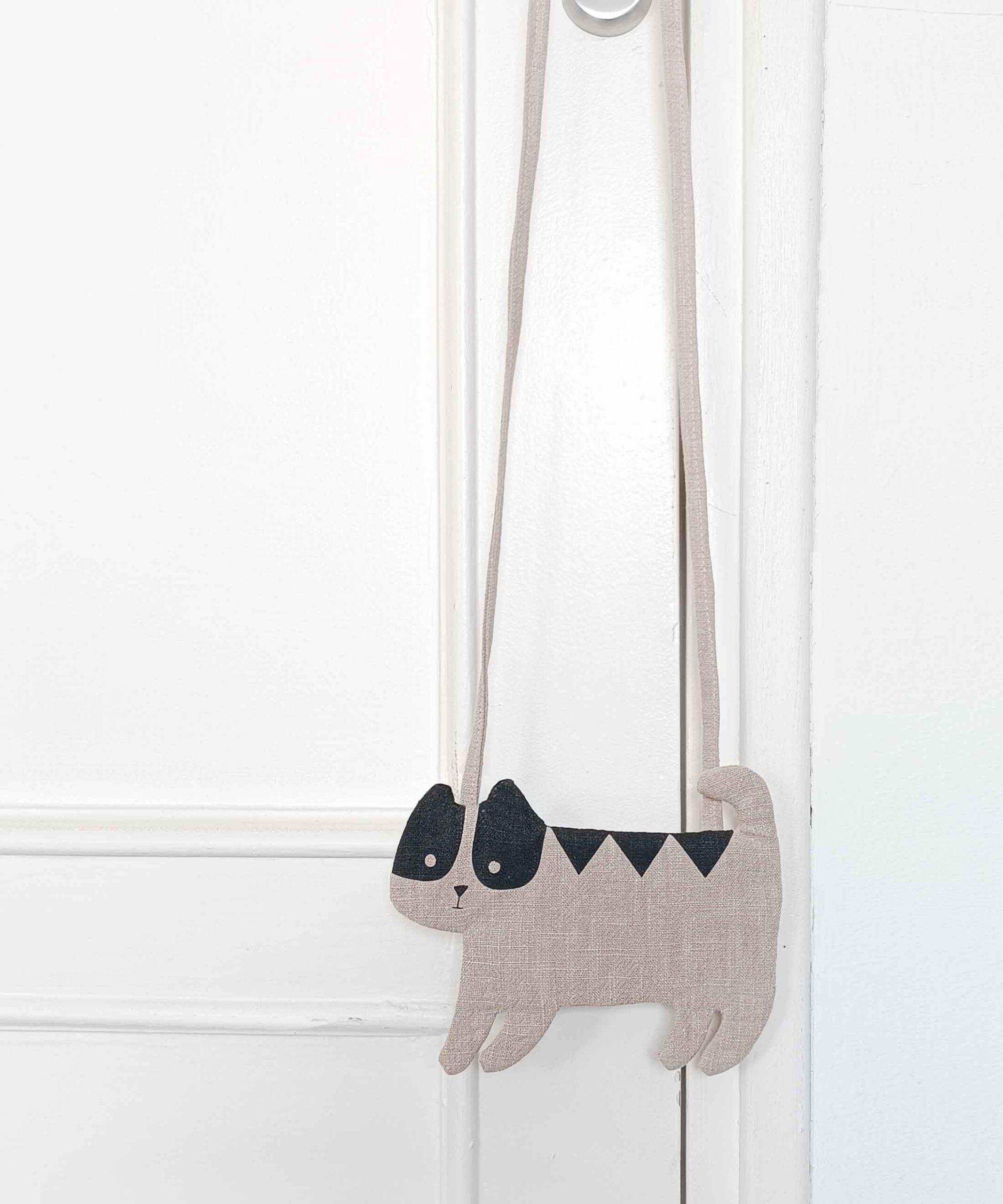 pequeño bolso de lino con forma de gato en color gris claro