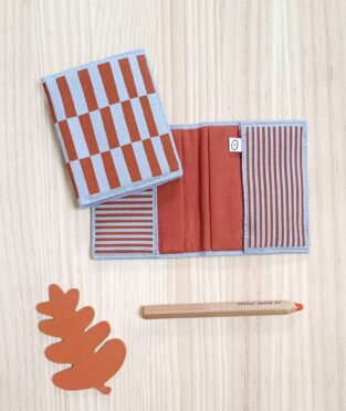 cartera de tela serigrafiada circus en marron cobre